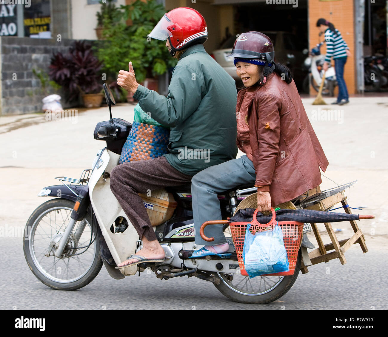 Les gens en moto à Hue Vietnam Photo Stock - Alamy