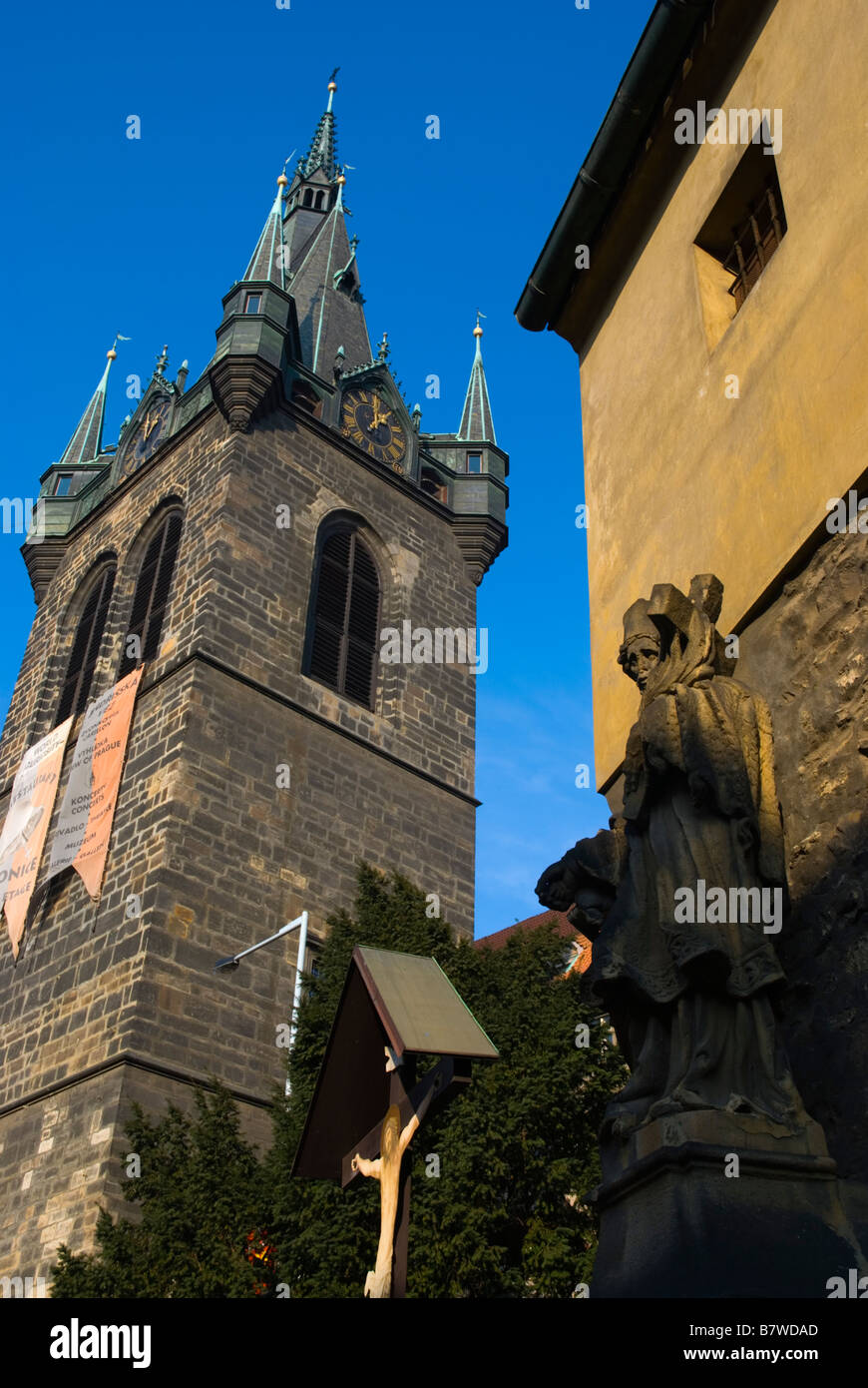 Statue devant l'église de Sv Jindrich Jindrisska vez avec en arrière-plan la tour de Prague République Tchèque Europe Banque D'Images