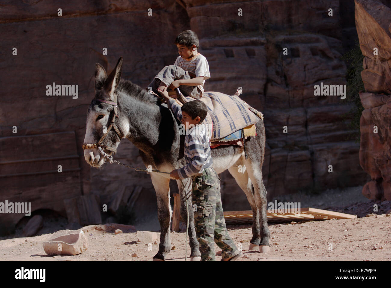 D'un âne enfants Bédouins de Pétra en Jordanie Banque D'Images