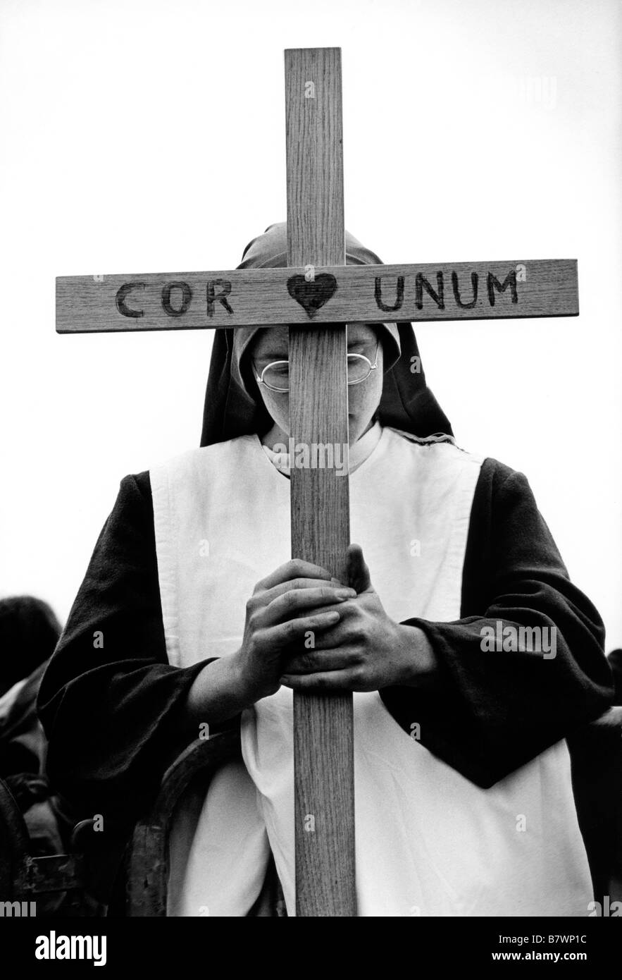 Une religieuse prie tout en tenant un crucifix. Reims, France Banque D'Images