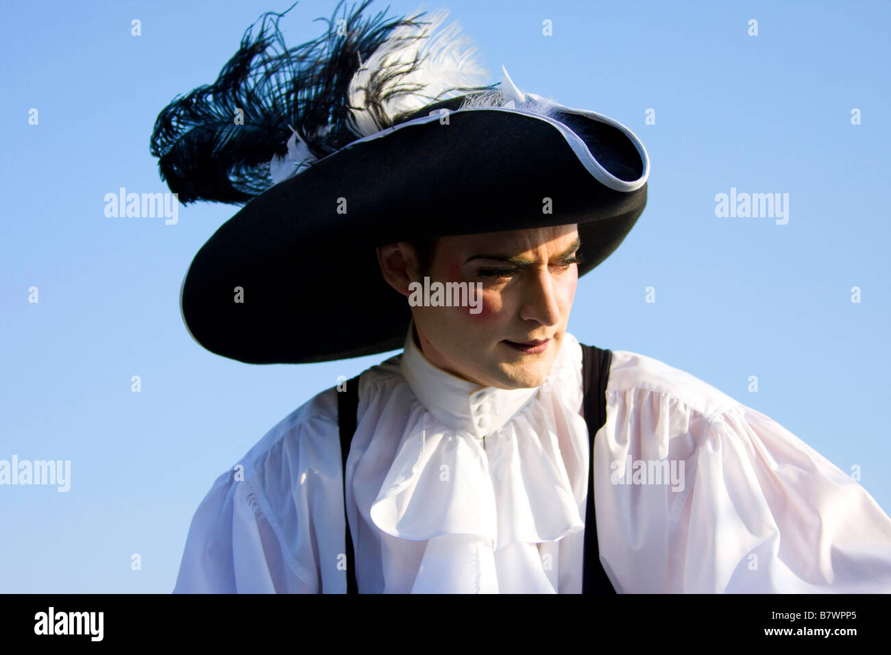 Acteur habillé en mousquetaire avec chapeau et plumes.ciel bleu à  l'horizontale. 90002_pilotis Photo Stock - Alamy