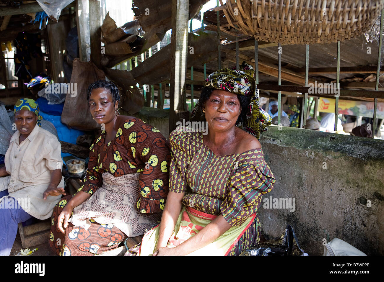 3 Les travailleurs nigérians s'asseoir pour un portrait d'être prises à l'intérieur d'une échoppe de marché Banque D'Images