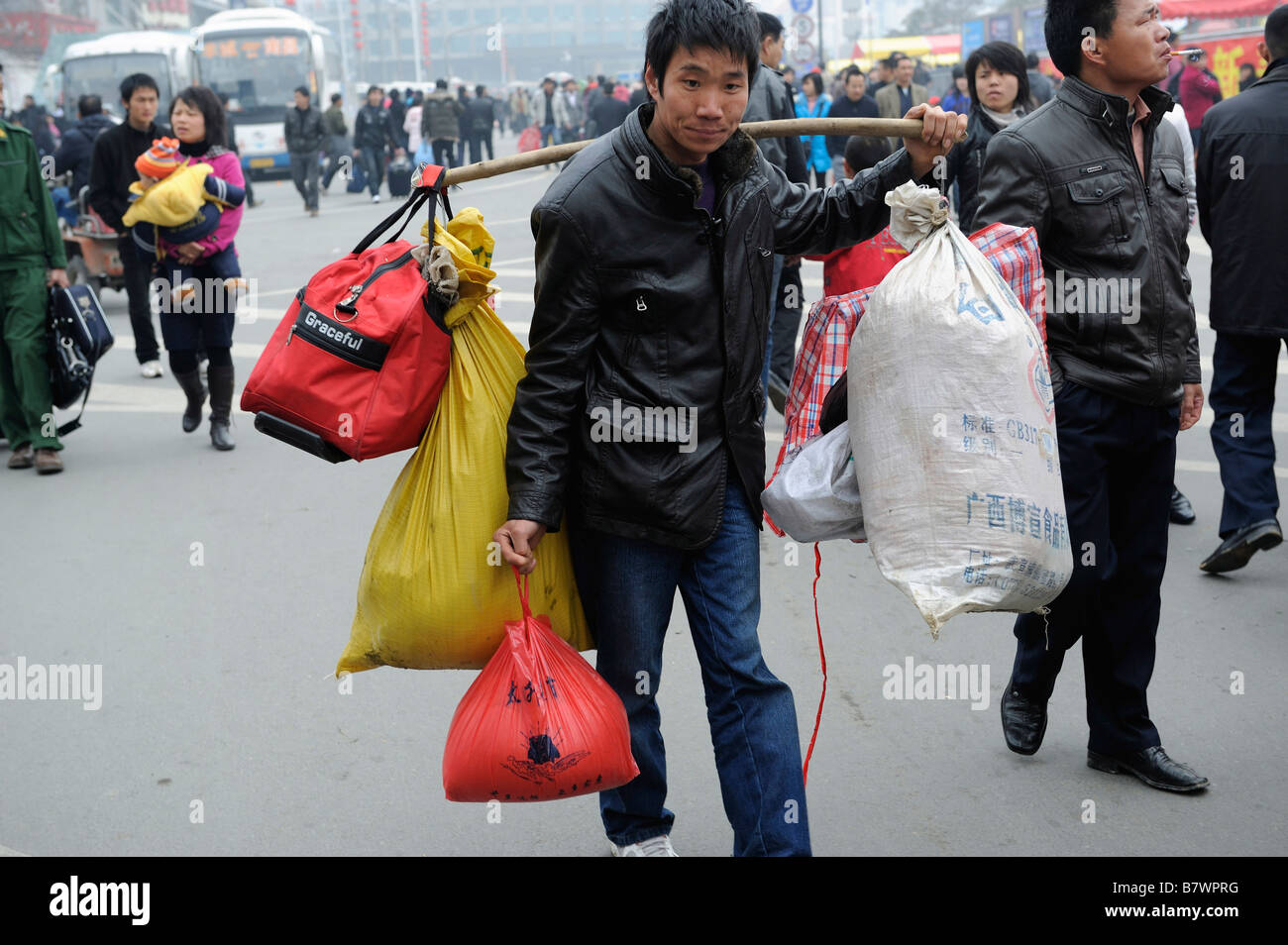 Les travailleurs migrants transporter leurs bagages de quitter la gare de Nanchang, Jiangxi, Chine. 05-Feb-2009 Banque D'Images