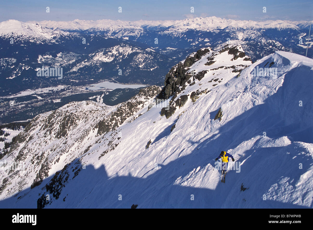 Un skieur fait une course hors-piste au Blackcomb, Whistler Blackcomb Resort, en Colombie-Britannique. Banque D'Images