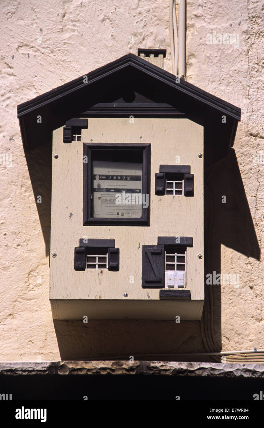 Un compteur d'électricité sous la forme d'une maison ou chalet, Mons, Var, Provence, France Banque D'Images