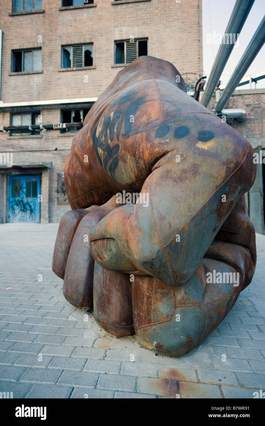 L'art moderne sculpture de fist sur l'affichage à l'extérieur à l'usine 798 Art District Dashanzi à Pékin 2009 Banque D'Images
