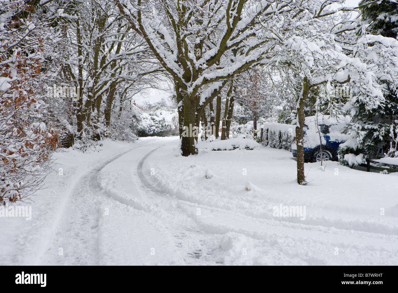 Route couverte de neige. Envoyer, Surrey, UK Banque D'Images