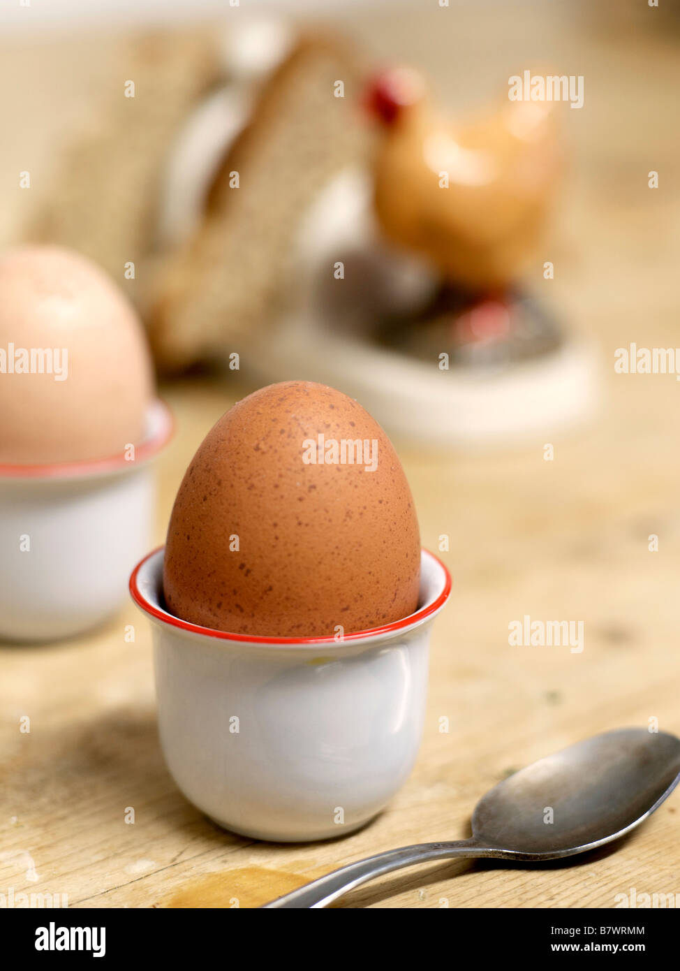 Free Range, à la coque, œufs bio servi dans les tasses avec des toasts de pain grillé dans un rack. Ce qu'un bon petit déjeuner. Banque D'Images