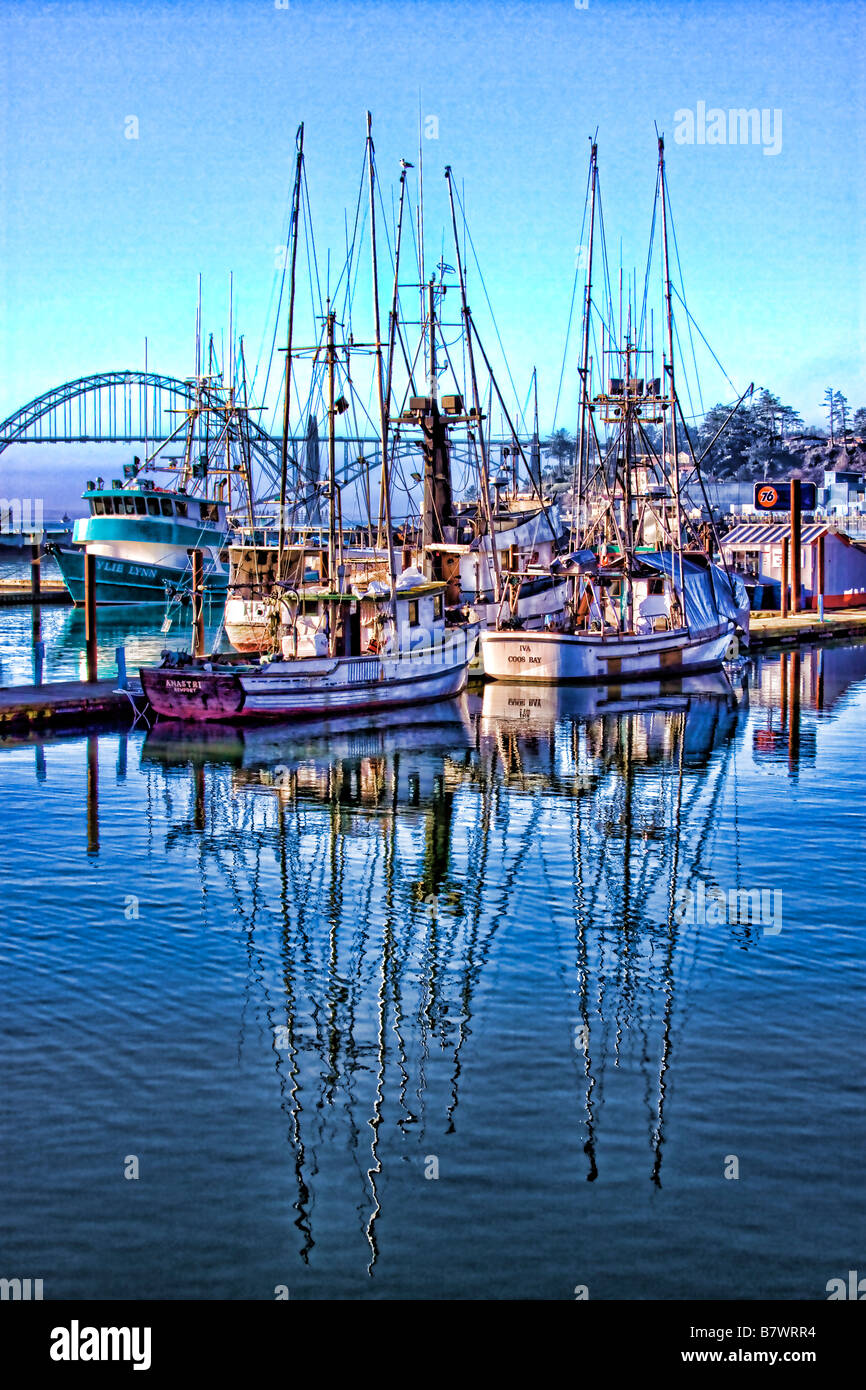 Photo illustration effet pictural de bateaux de pêche sur la côte de l'Oregon. Banque D'Images
