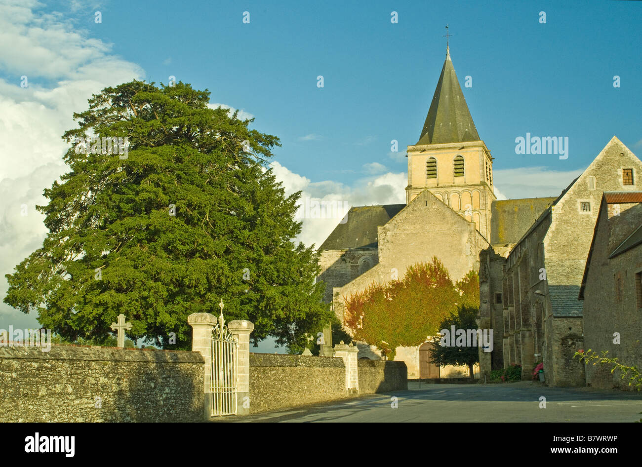 Abbaye de Cerisy en Normandie un soir d'été Banque D'Images