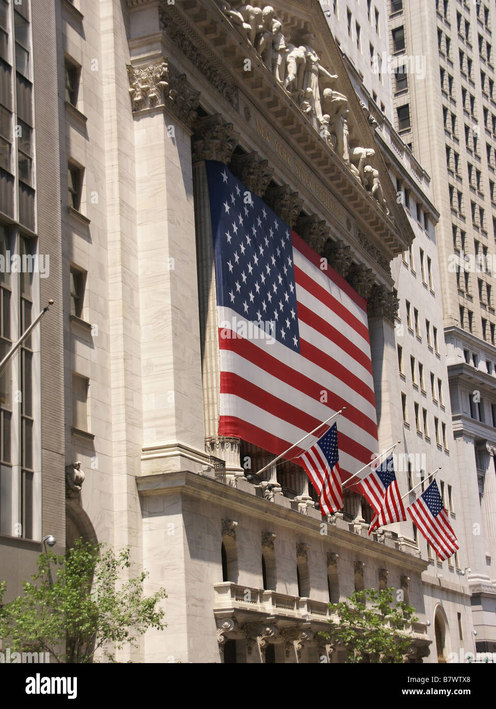 New York Stock Exchange drapé de drapeaux américains quartier financier de Wall Street, New York City Banque D'Images