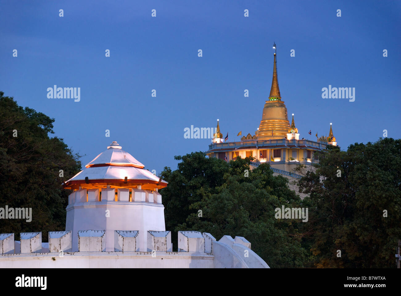 Fort Mahakan et Wat Saket temple bouddhiste au sommet du Mont d'or Phra Nakorn, dans le centre de Bangkok, Thaïlande Banque D'Images