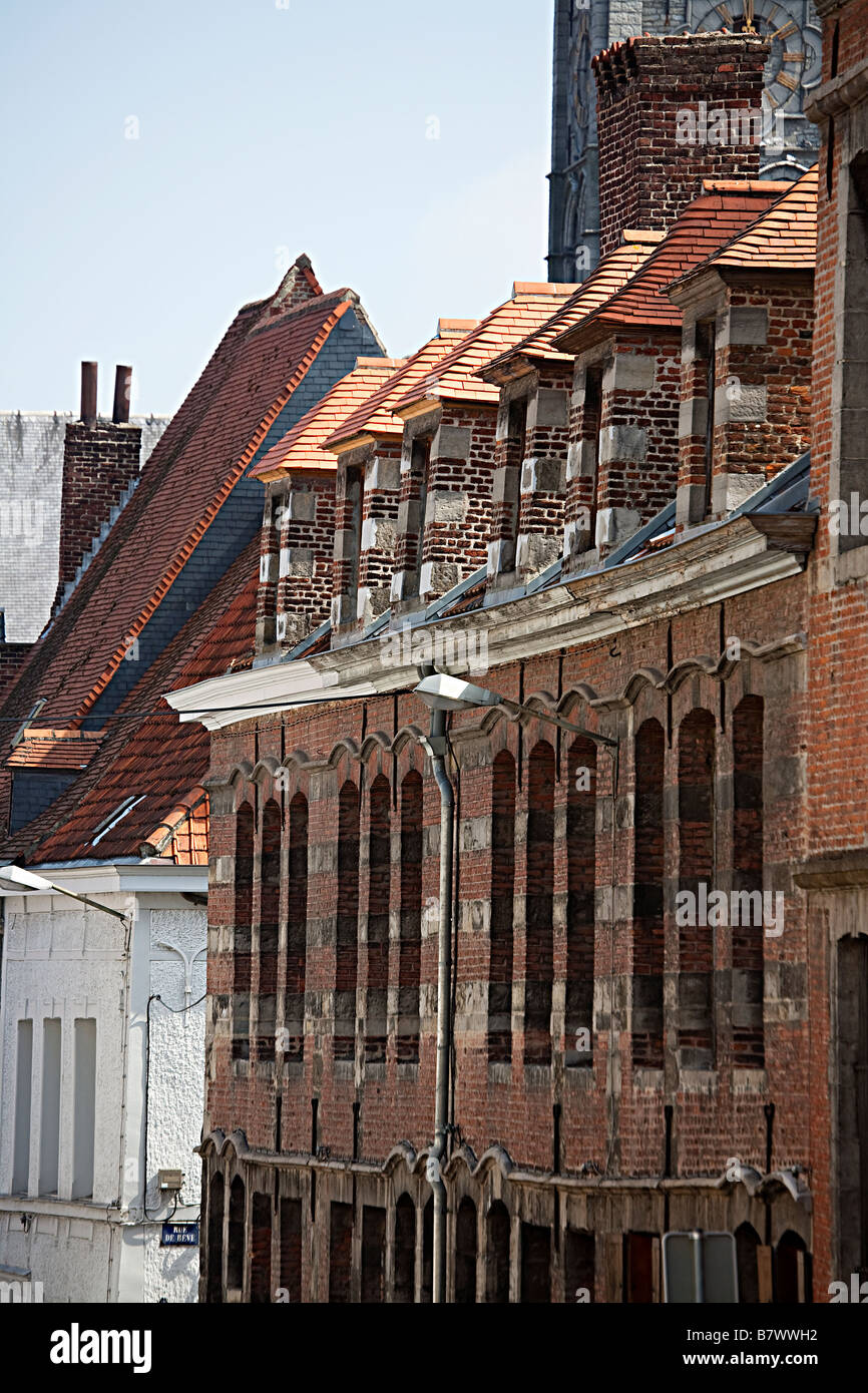 Sur les bâtiments en briques délavées dans partie la plus ancienne de Tournai Belgique Banque D'Images