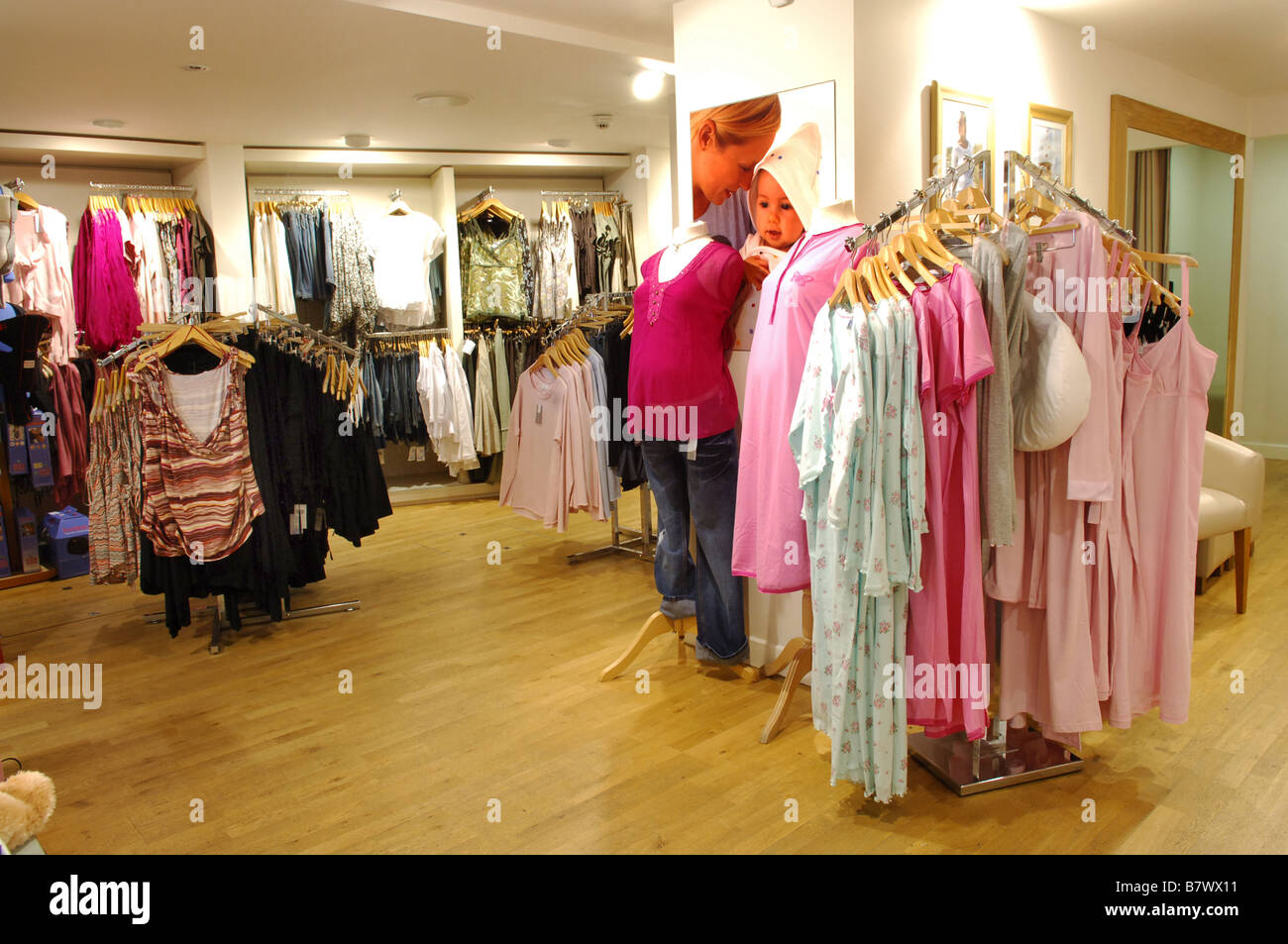 Boutique avec vente de vêtements de grossesse et pour les bébés et la  naissance en maternité et la merveilleuse floraison baby shop Photo Stock -  Alamy