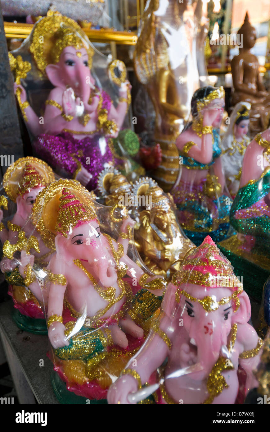 Statuettes en plastique de Ganesh dans Wat Ratchanadda marché temple Phra Nakorn, dans le centre de Bangkok, Thaïlande Banque D'Images