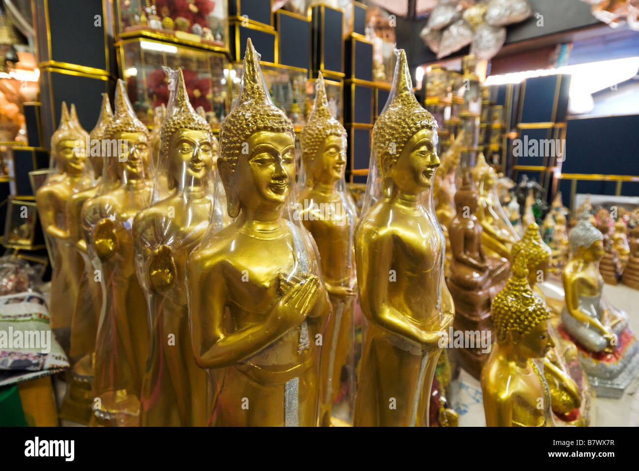 Statuettes de Bouddha en plastique à vendre à Wat Ratchanadda marché temple Phra Nakorn, dans le centre de Bangkok, Thaïlande Banque D'Images