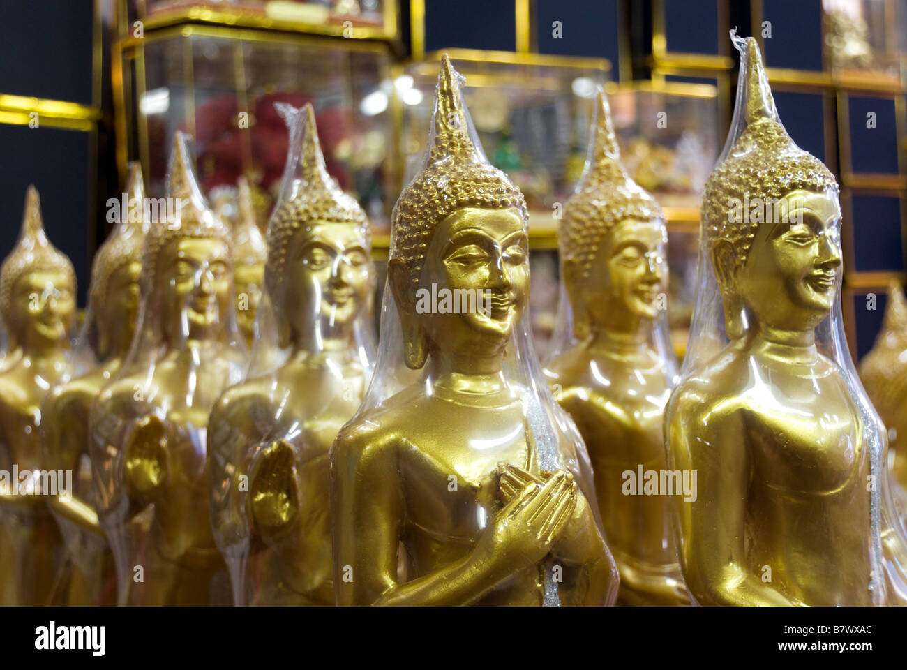 Statuettes de Bouddha en plastique à vendre à Wat Ratchanadda marché temple Phra Nakorn, dans le centre de Bangkok, Thaïlande Banque D'Images