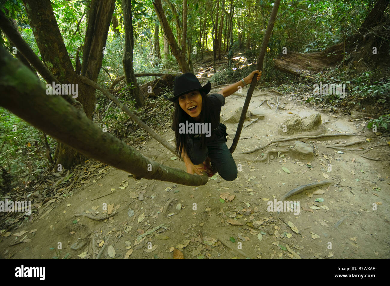 Jouant dans la jungle dans le Parc National des chutes d'Erawan en Thaïlande Kanchanaburi Banque D'Images