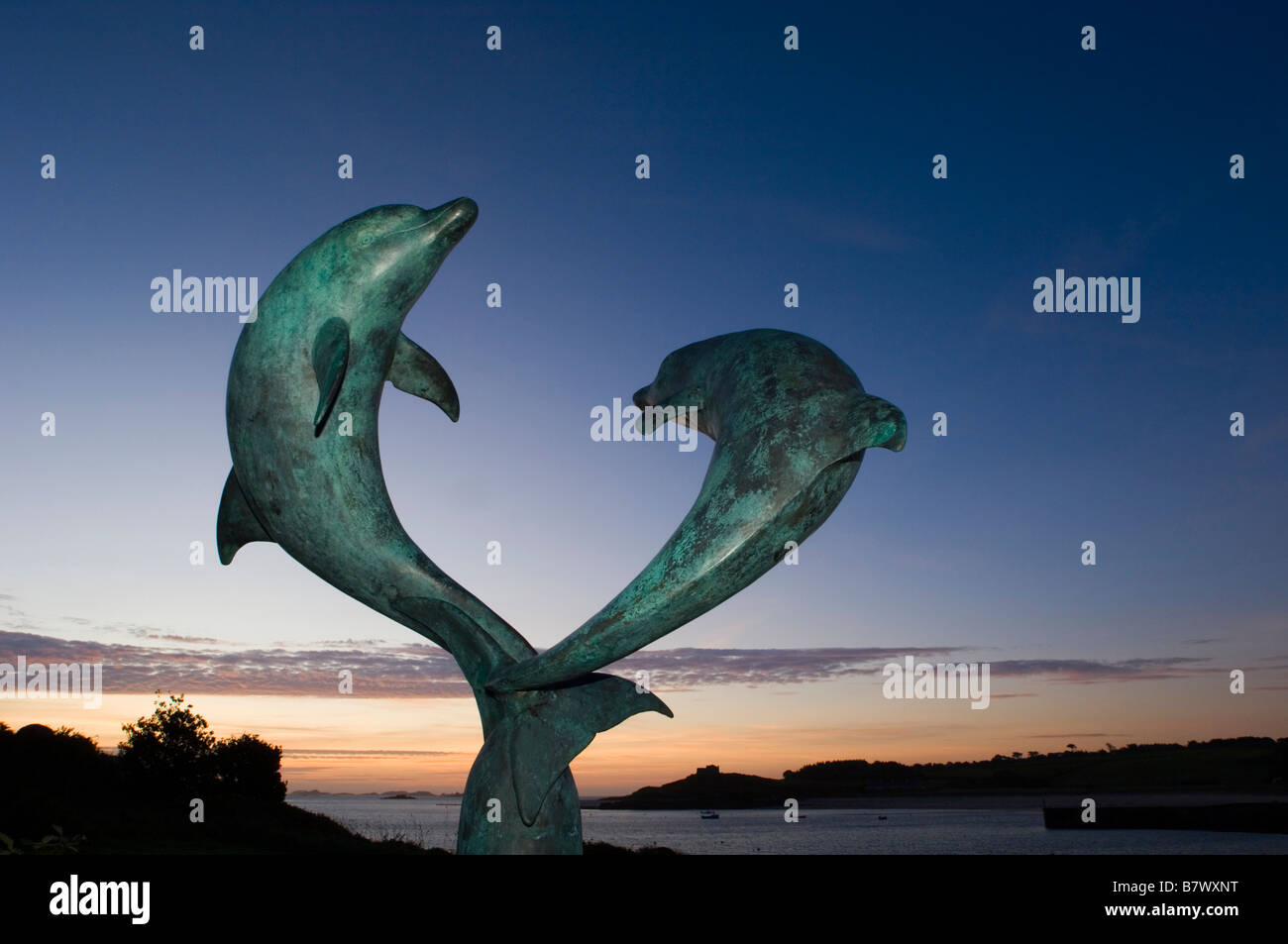 La sculpture de David Dolphin Wynne en dehors de l'Hôtel de l'île. Tresco. Les Îles Scilly. Cornwall. L'Angleterre. UK Banque D'Images