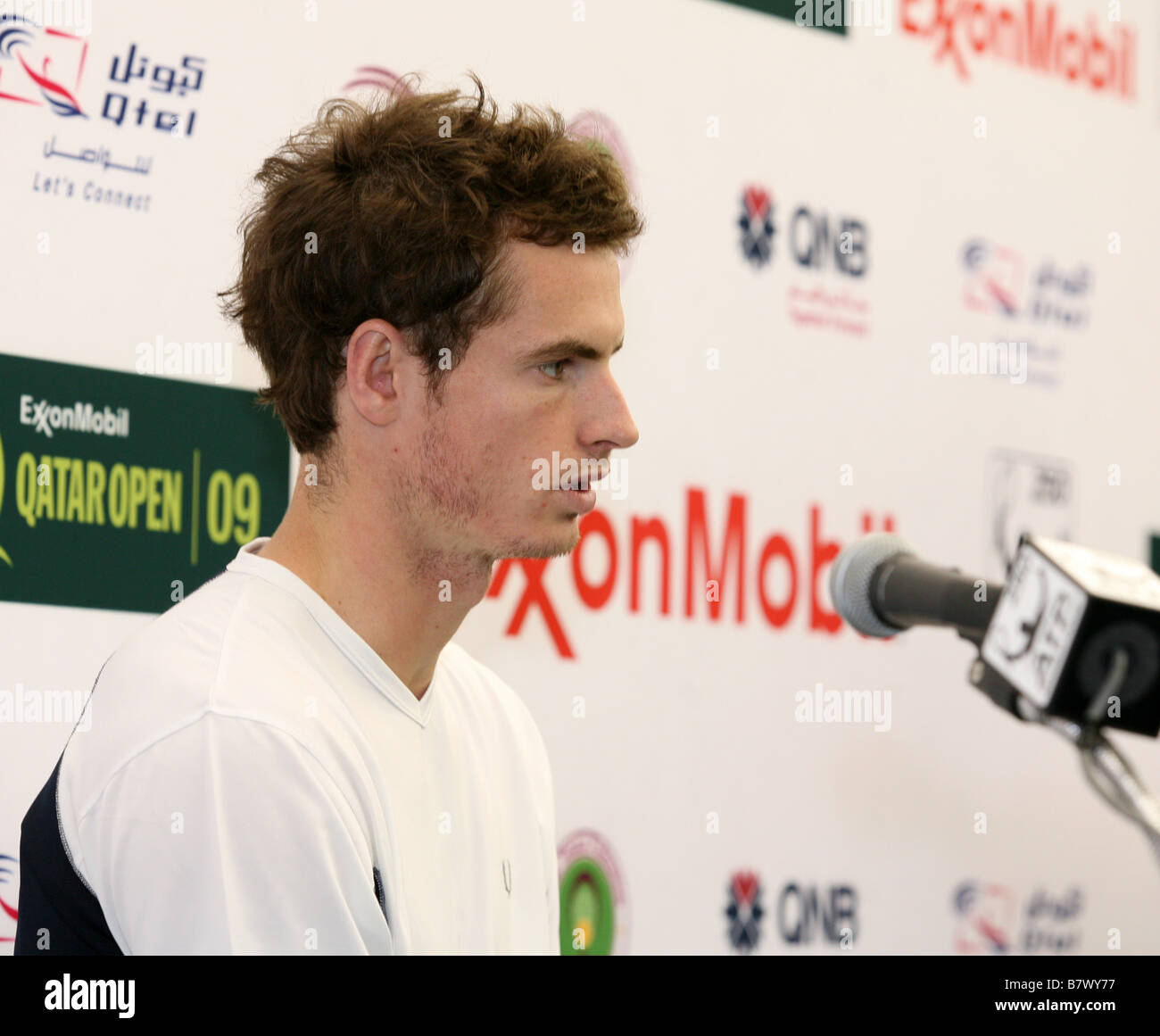La star du tennis britannique Andy Murray dit à la presse après avoir remporté l'Open de tennis du Qatar le titre pour une deuxième fois consécutive Banque D'Images