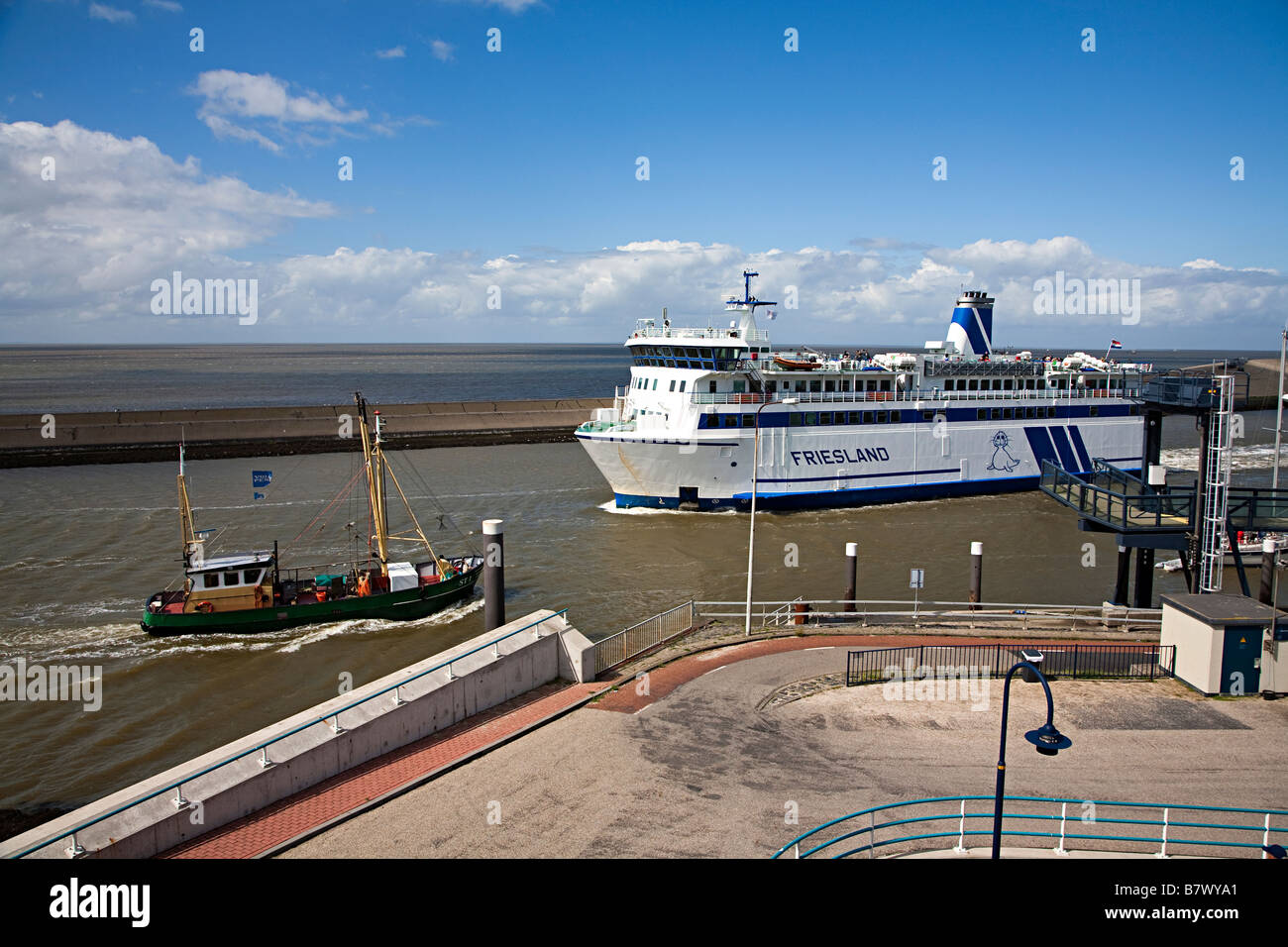 Iles frisonnes ferry port comme bateau de pêche entre avec la mer des Wadden derrière Harlingen Frise Pays-Bas Banque D'Images
