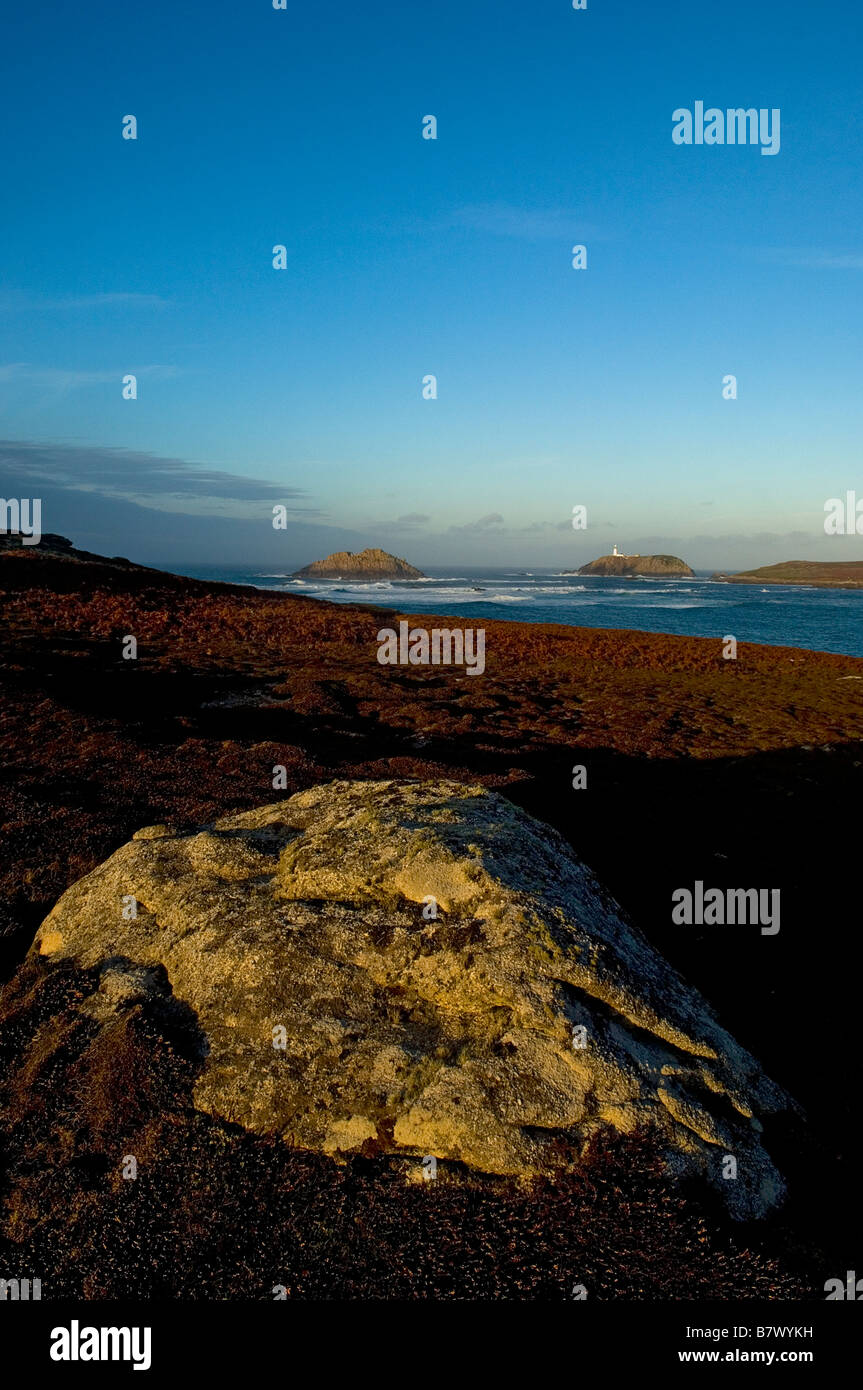 Round Island Lighthouse vu de Tresco. Îles Scilly. Cornwall. L'Angleterre. UK Banque D'Images