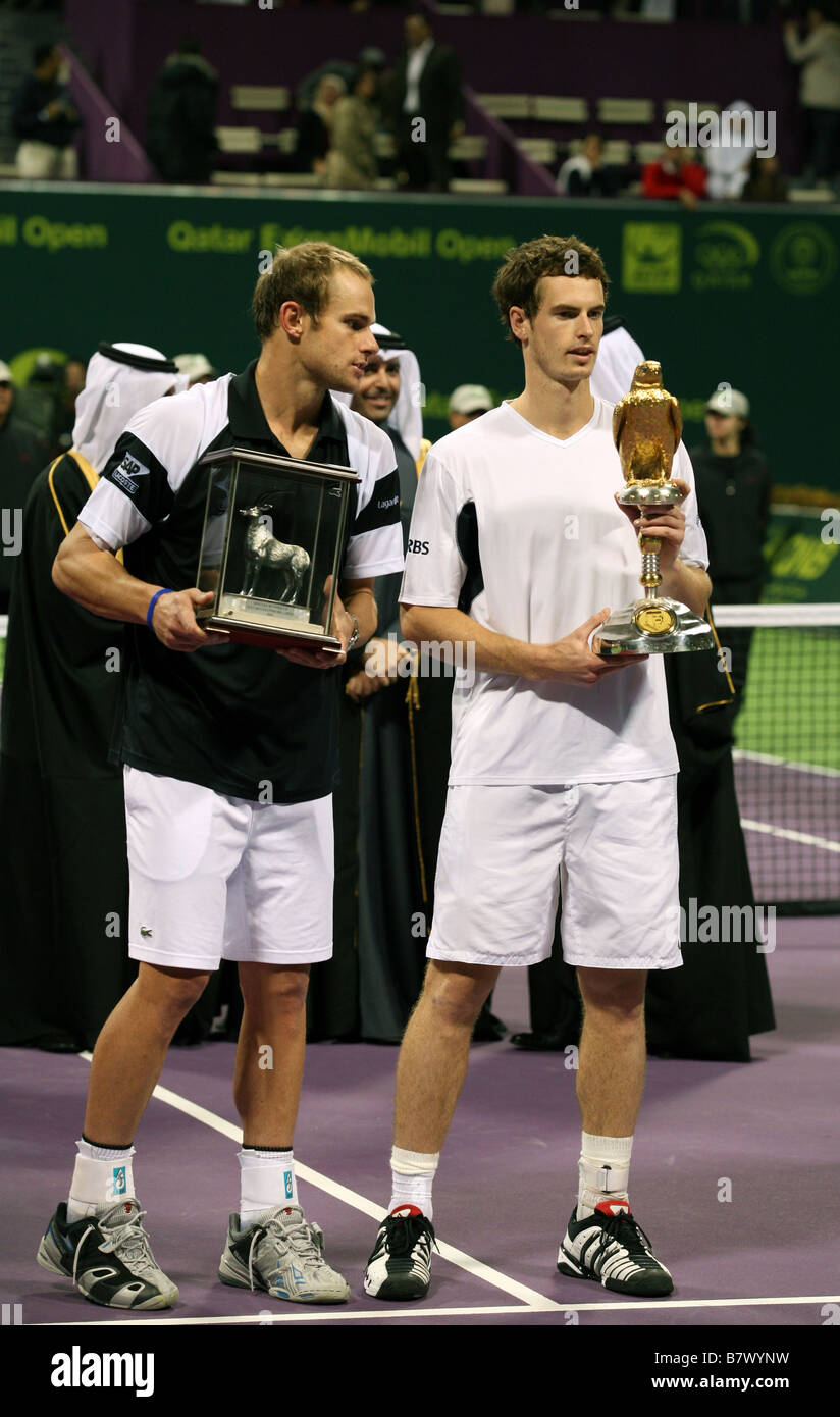 Andy Roddick à gauche de l'US et Andy Murray de la Grande-Bretagne avec leurs trophées au Qatar ExxonMobil Open 10 Janvier 2009 Banque D'Images