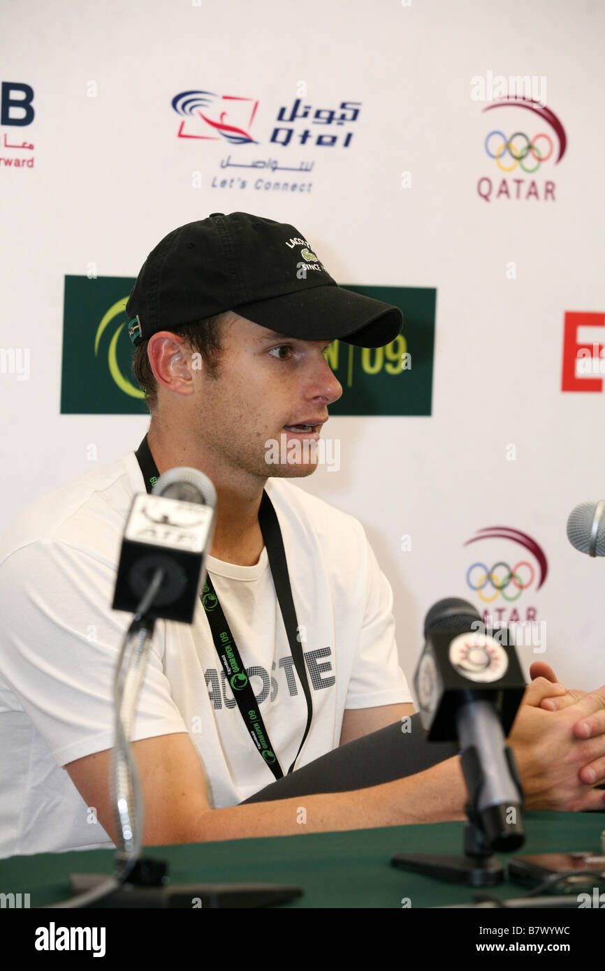 La star du tennis Andy Roddick nous traite d'une conférence de presse après-match après avoir perdu la finale de l'Open du Qatar à Andy Murray Banque D'Images