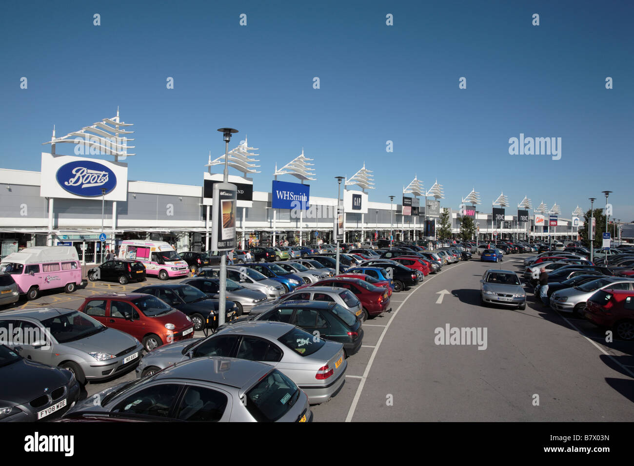 Terrasse d'unités de fabrication, Birstall Shopping Park, West Yorkshire Banque D'Images