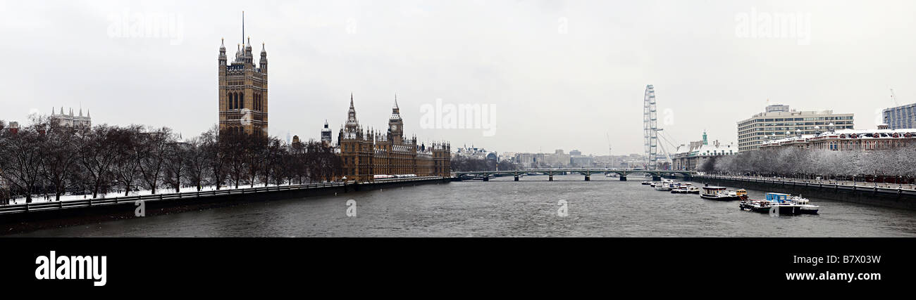 Vue panoramique sur la Tamise à partir de Lambeth Bridge en regardant vers le pont de Westminster dans la neige. Banque D'Images