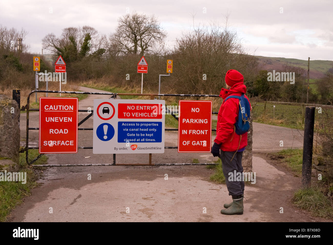 Walker confrontés à des signes à côté de Canal Road dans Ulverston, Cumbria, Royaume-Uni Banque D'Images