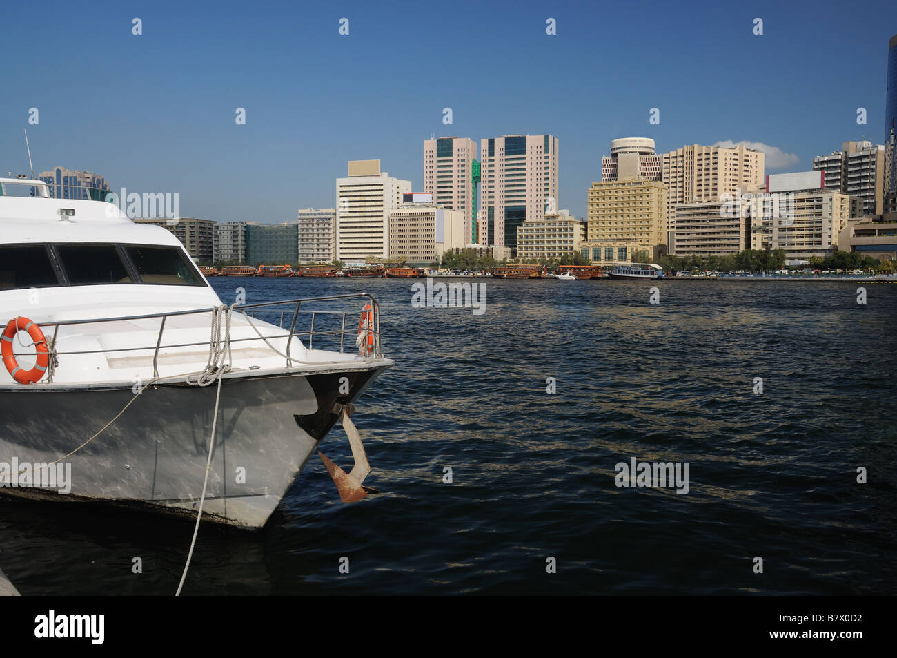 Yacht à la Crique de Dubaï, Émirats Arabes Unis Banque D'Images