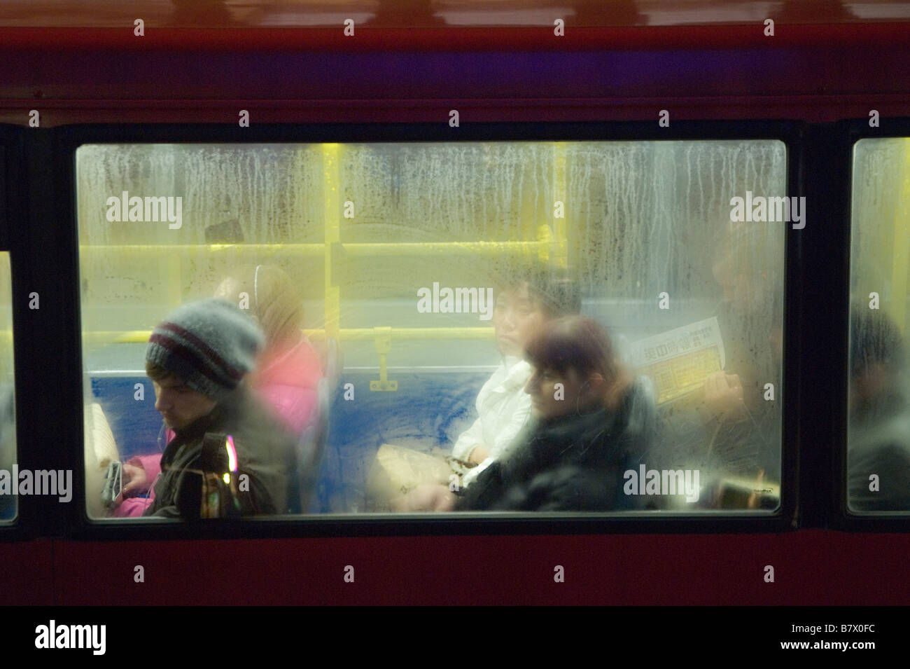 Londres transport bus de nuit navetteurs rentrant à la maison après le travail au sud de Londres Angleterre années 2009 2000 HOMER SYKES Banque D'Images