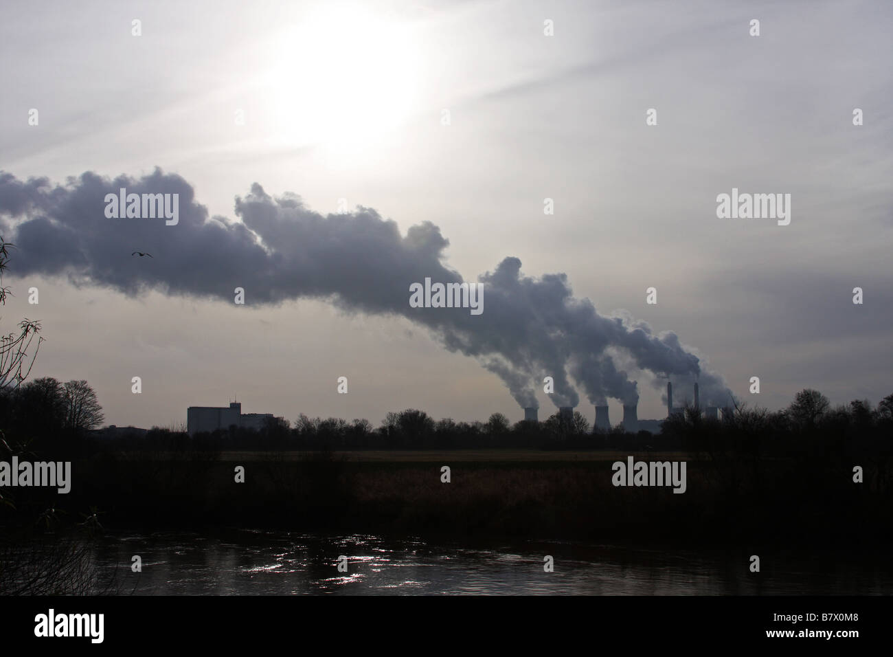 La vapeur de centrale thermique au charbon et cheminées refroidisseurs hyperbolique par une froide journée de la Trent Valley près de Gainsborough. Banque D'Images