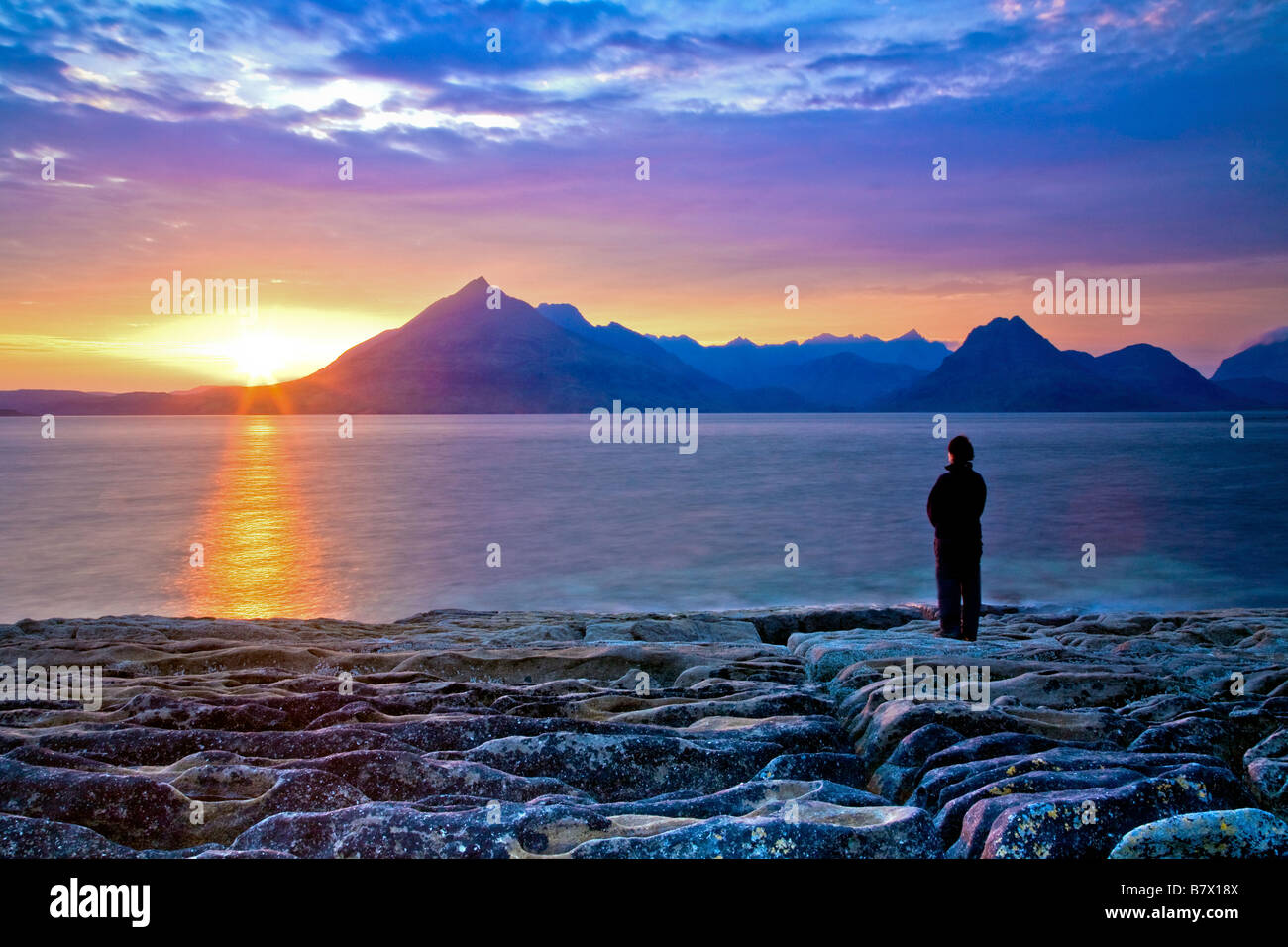 Jouissant de la vue magnifique à Elgol alors que le soleil se couche sur les montagnes Cuillin sur l'île de Skye Banque D'Images