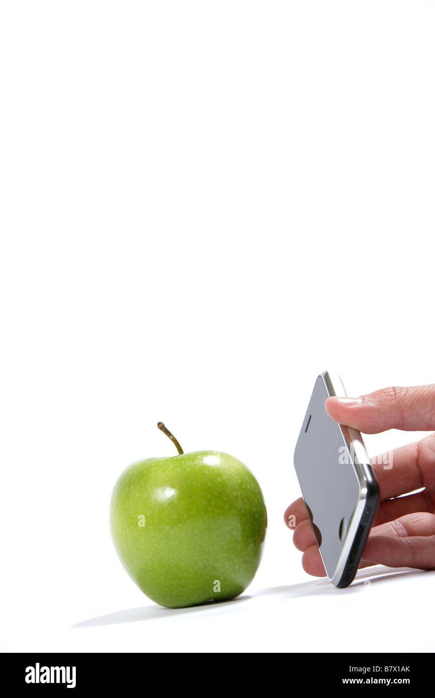 Une pomme verte avec un téléphone moderne dans le studio Banque D'Images