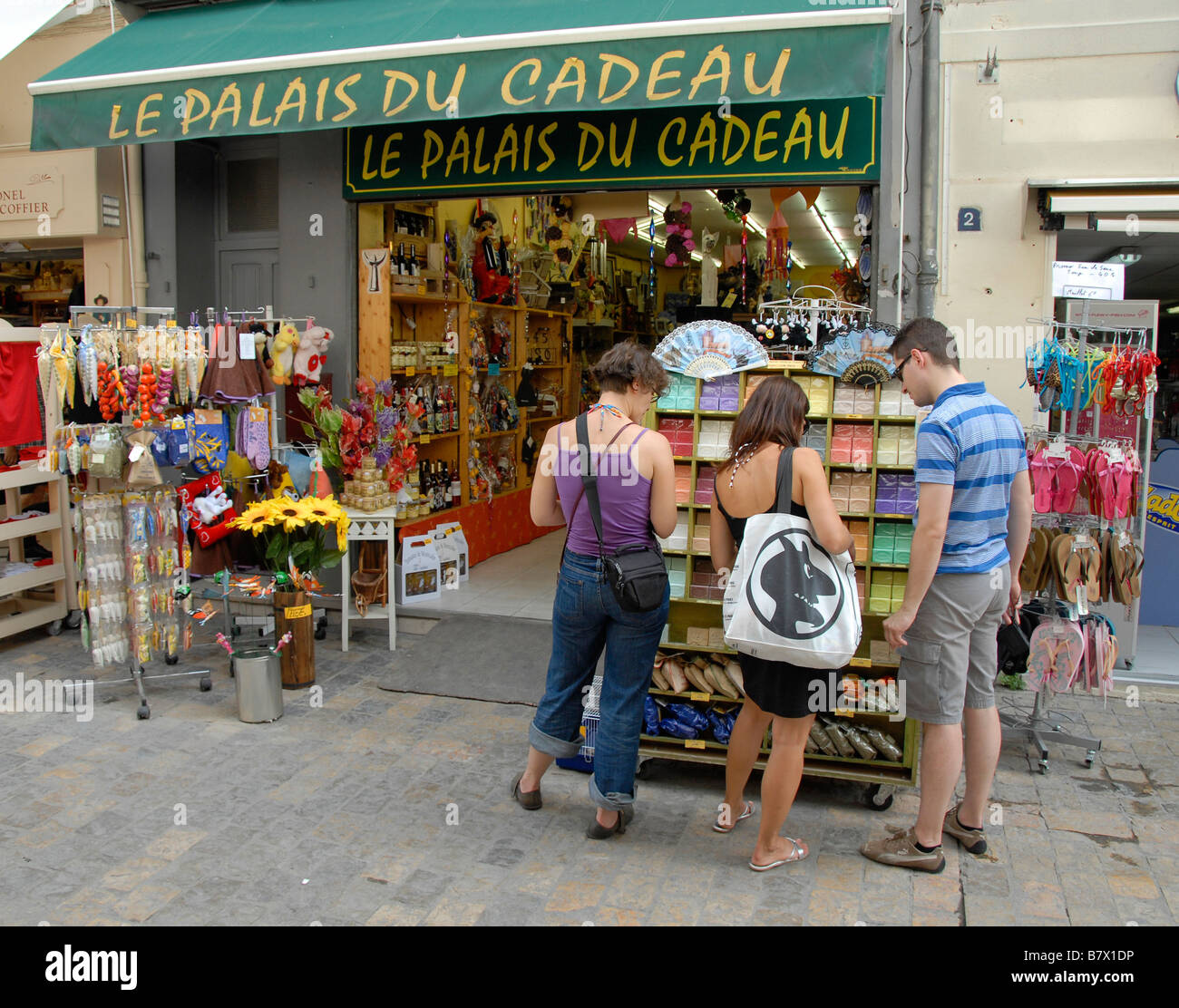 Les personnes à la recherche de rack soap en face d'une boutique de souvenirs, d'Aigues Mortes, Camargue, France, Europe Banque D'Images