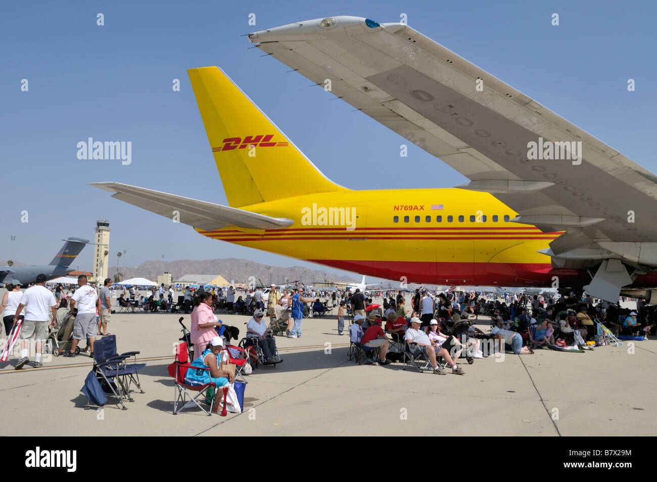 Les ailes et le fuselage d'un Boeing 767-281 de DHL offre ombre bienvenue Banque D'Images