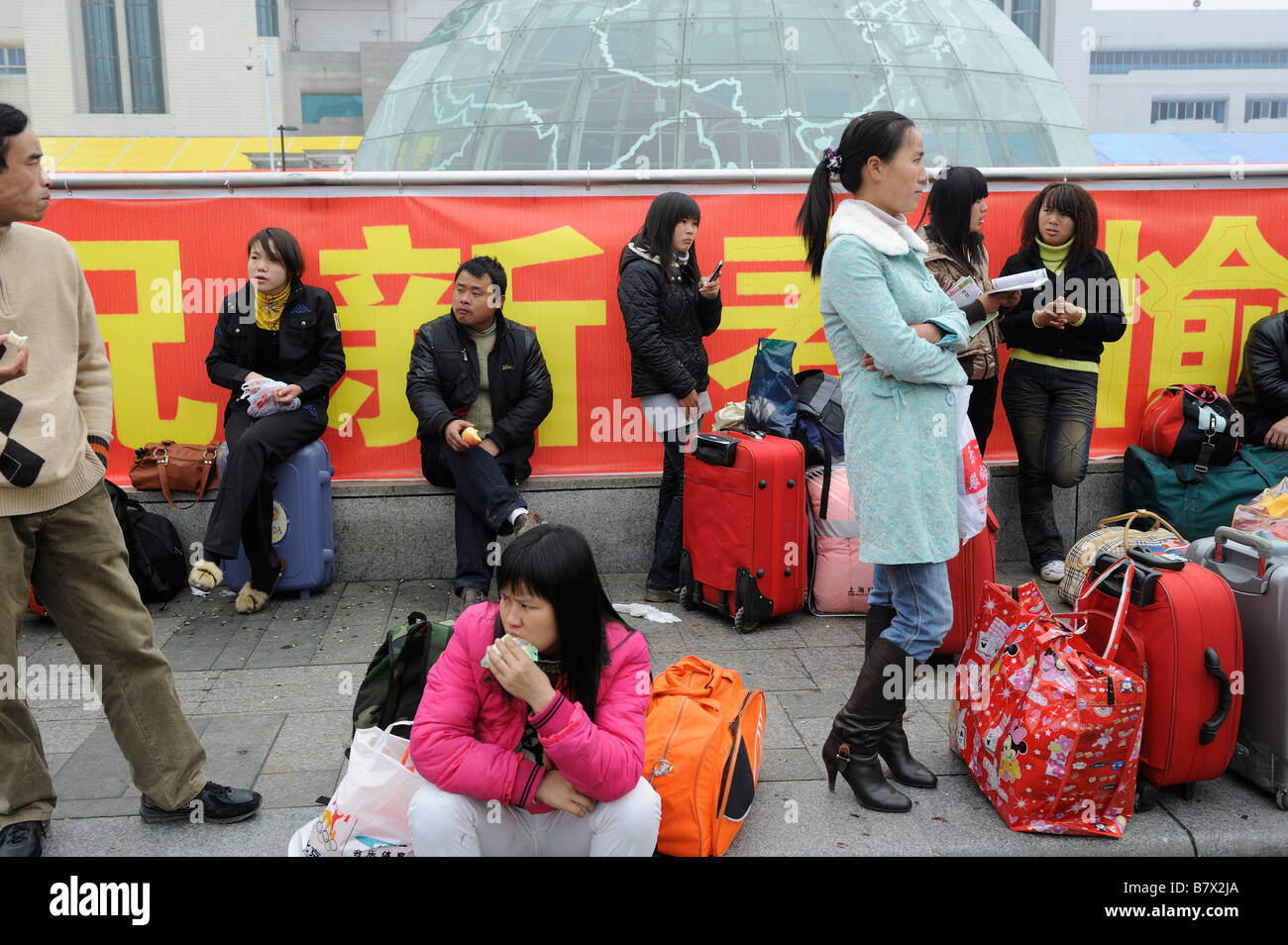 Les travailleurs migrants en attente de quitter la gare de Nanchang, Jiangxi, Chine. 05-Feb-2009 Banque D'Images