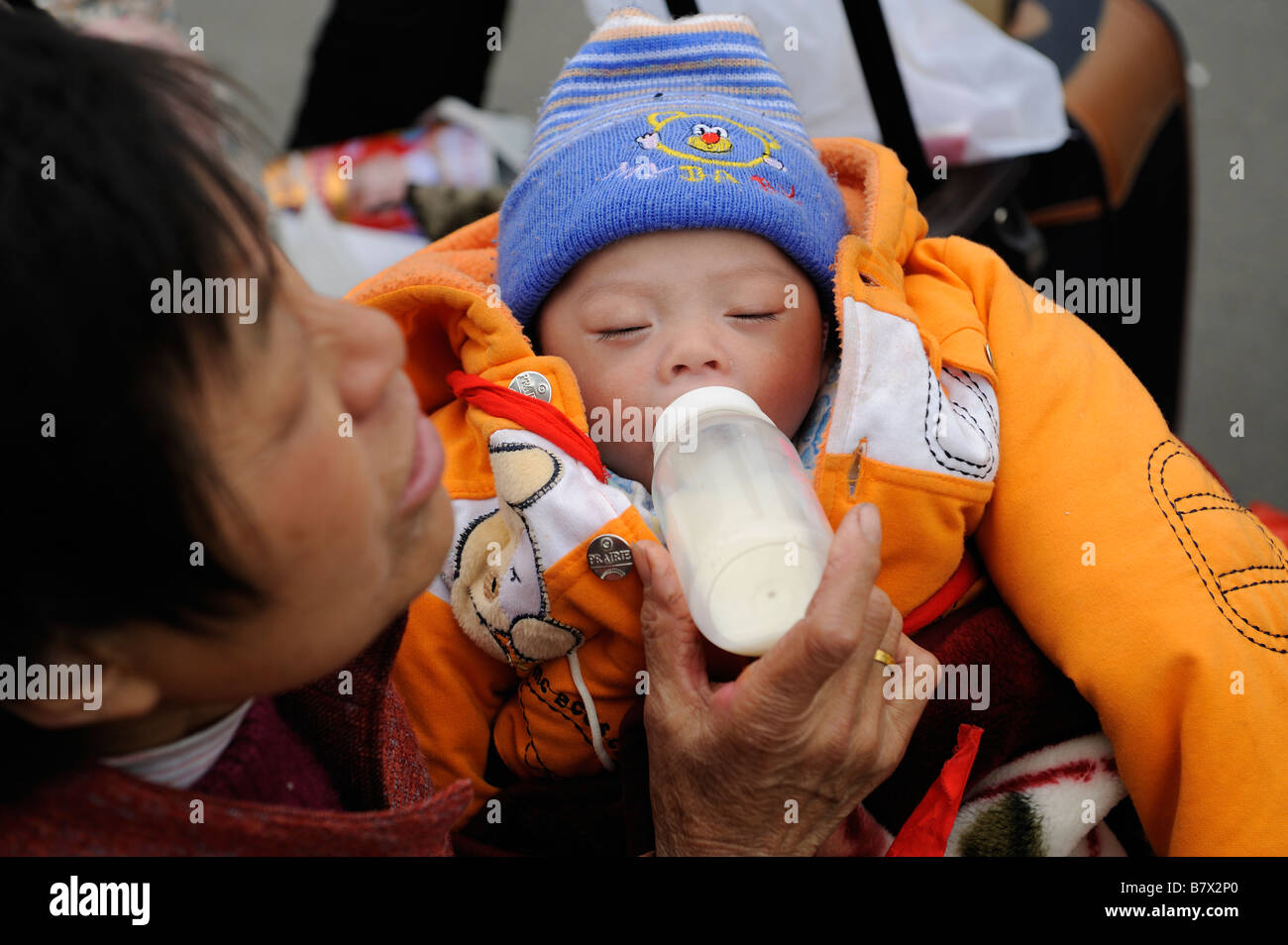 Un sage femme nourrit un bébé avec du lait en poudre à Nanchang, Jiangxi, Chine. 05-Feb-2009 Banque D'Images