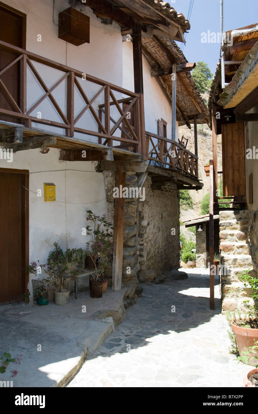 Kakopetria village maison blanche avec balcon patio vue dans les montagnes de Troodos, Chypre du Sud Banque D'Images