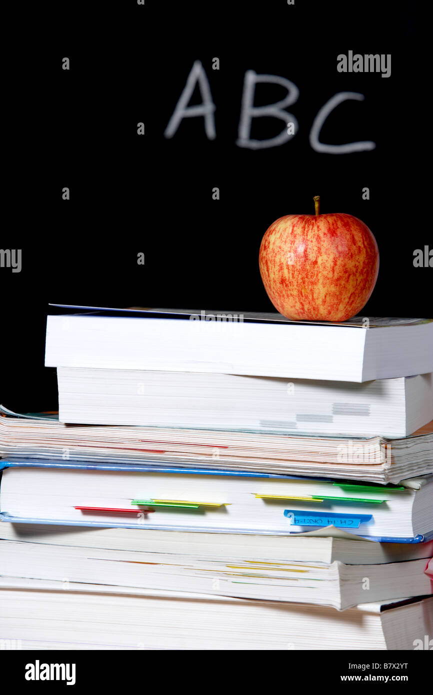 Une pomme sur une pile de livres sur les enseignants 24 Banque D'Images