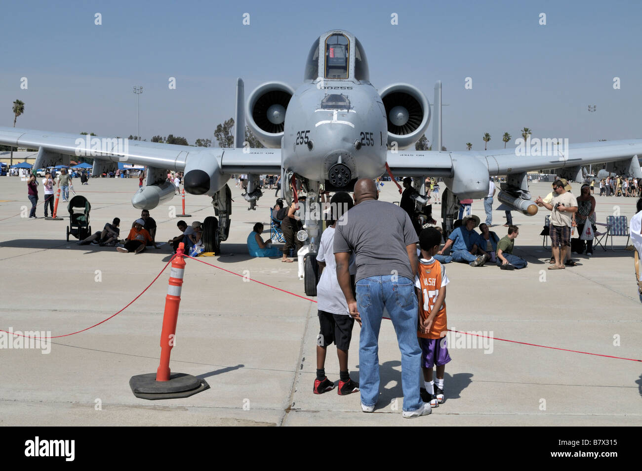 Un père montre à ses enfants un Fairchild A-10 Thunderbolt Un Banque D'Images