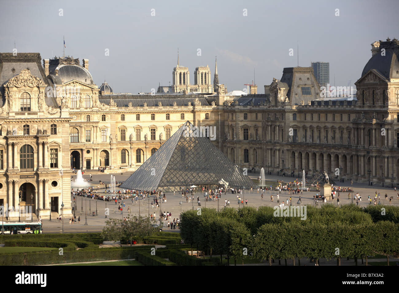 Vue aérienne de le Louvre et sa pyramide conçu par Leoh Ming Pei avec Cathédrale Notre-Dame de Paris à l'arrière-plan, France Banque D'Images