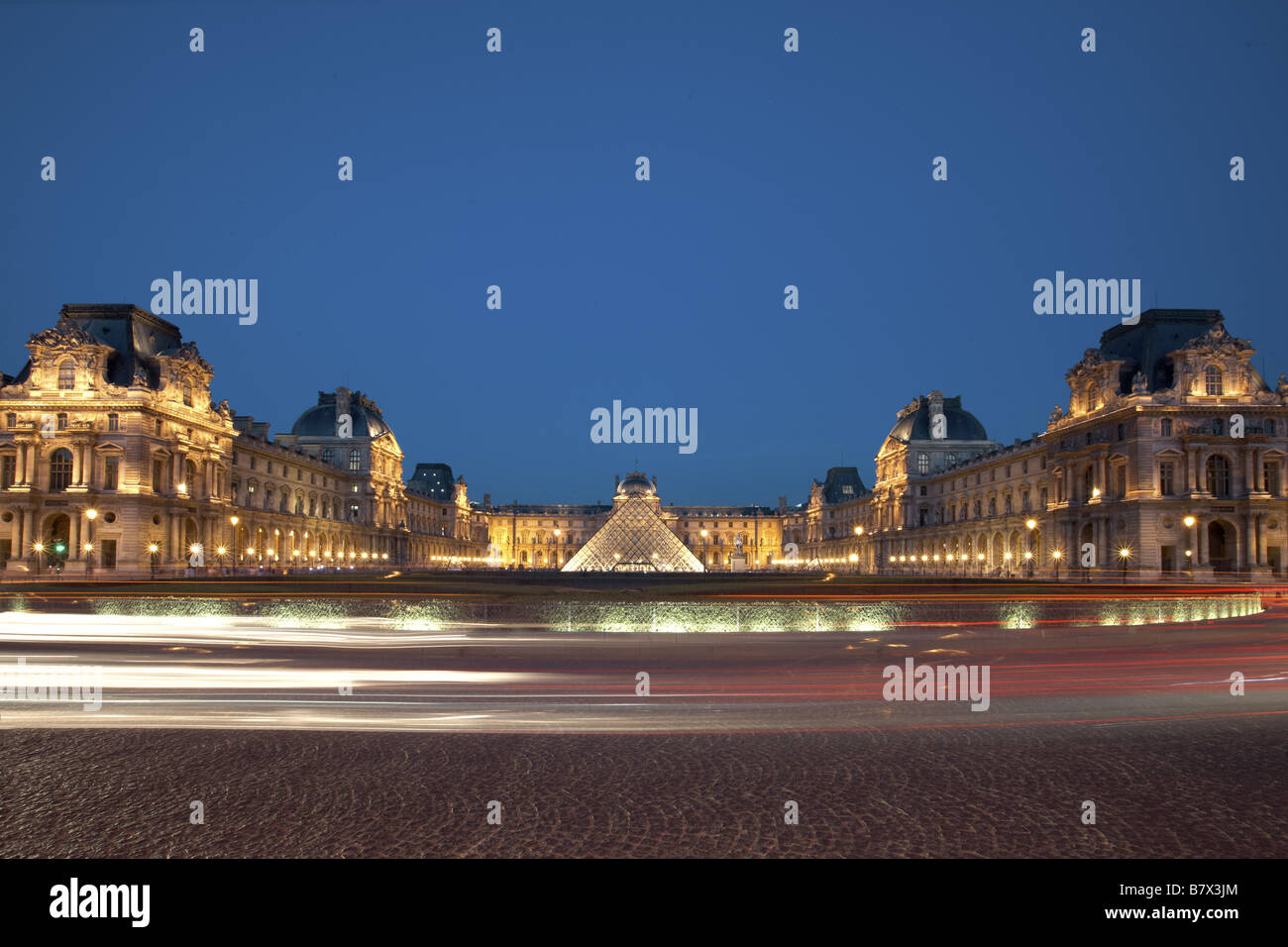Louvre et sa pyramide conçu par l'architecte Leoh Ming Pei à la nuit, Paris, France Banque D'Images