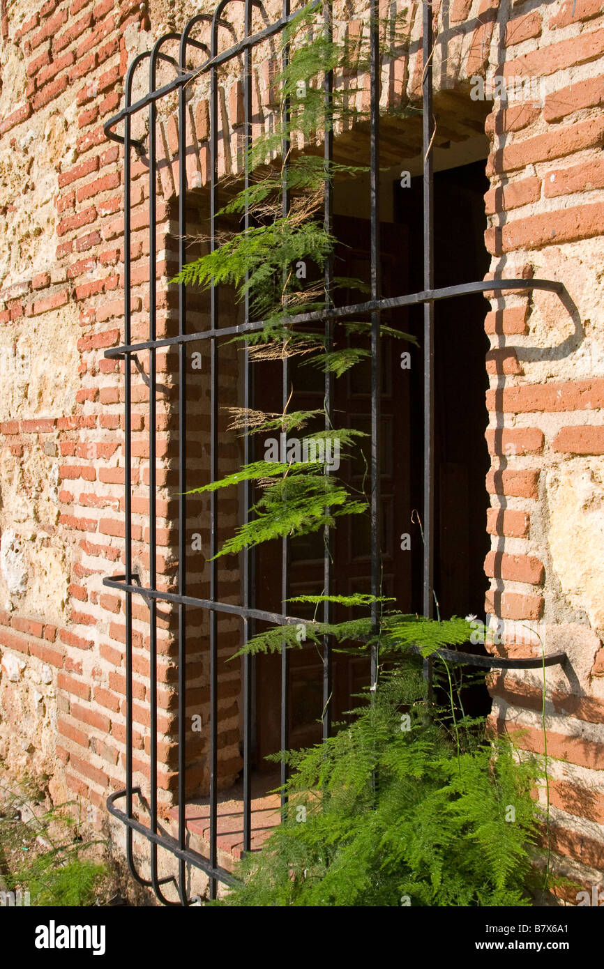 Mur de brique et grille de fenêtre en fer forgé Banque D'Images