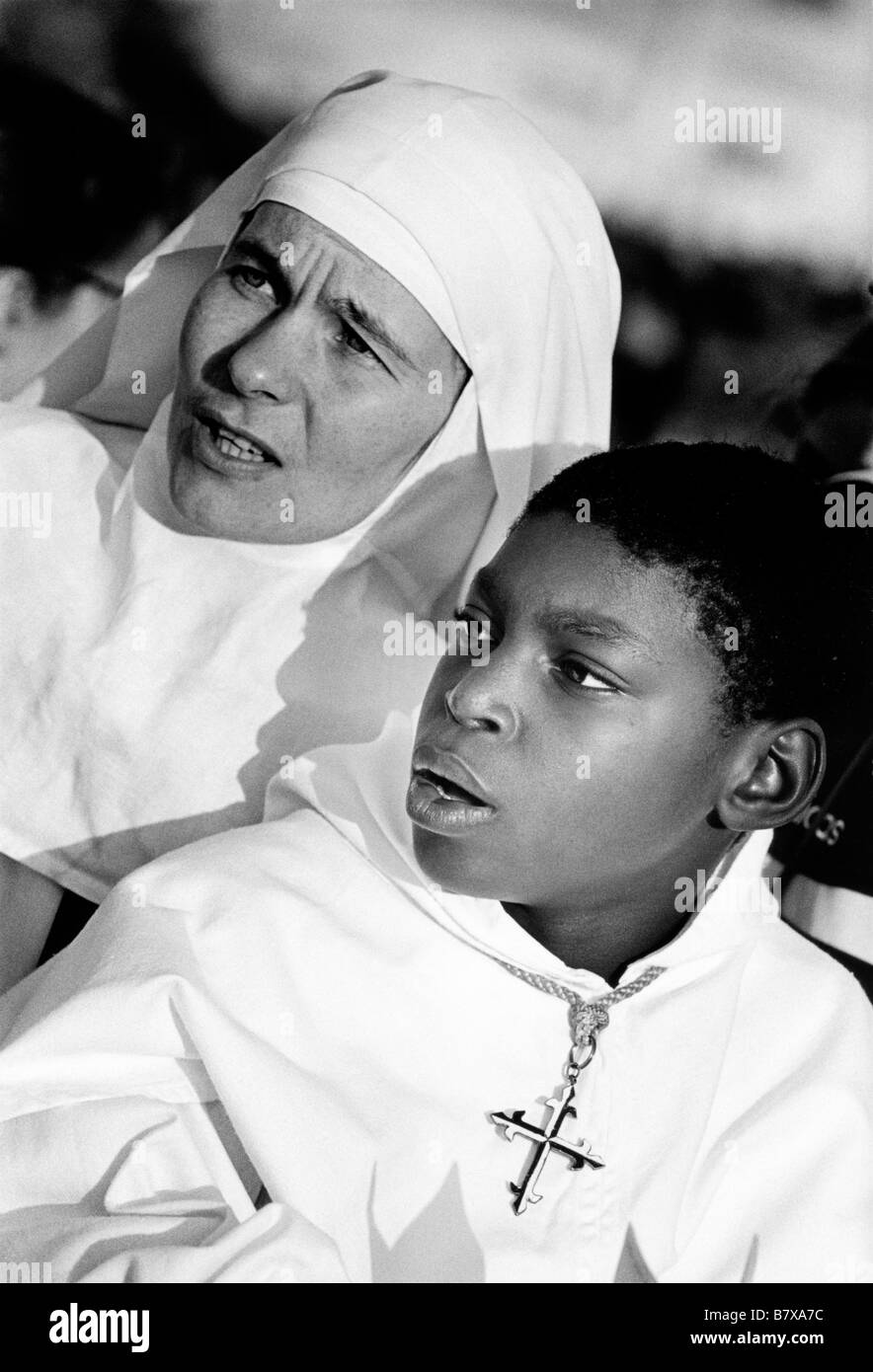 Une religieuse et un jeune novice dans la foule d'écouter le Pape. 150 000 personnes se rassemblent à l'occasion d'une masse d'air atSt Anne D'Auray. Septem Banque D'Images