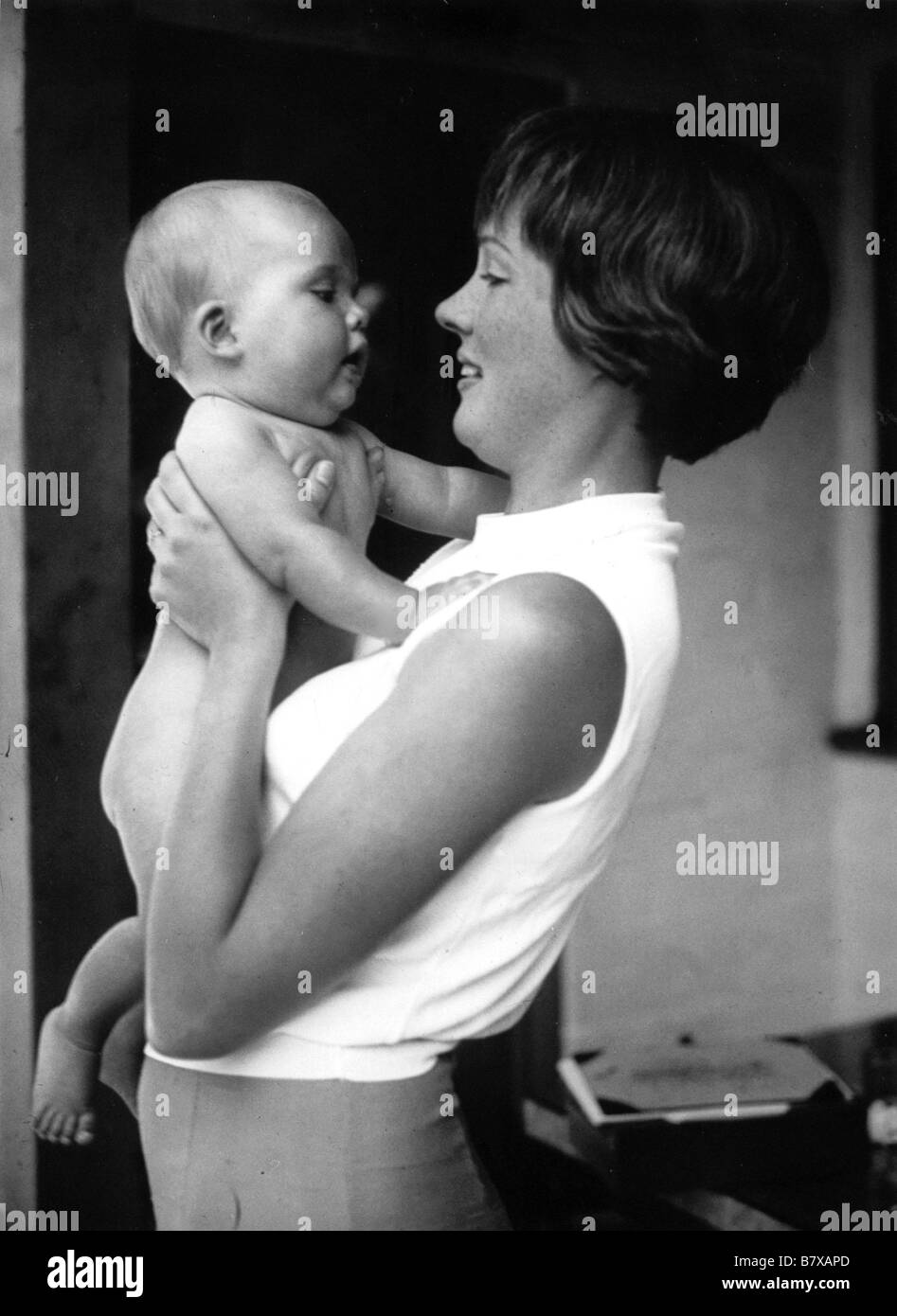 Julie Andrews, épouse de Tony Walton, détient leur fille, Emma Kate Banque D'Images