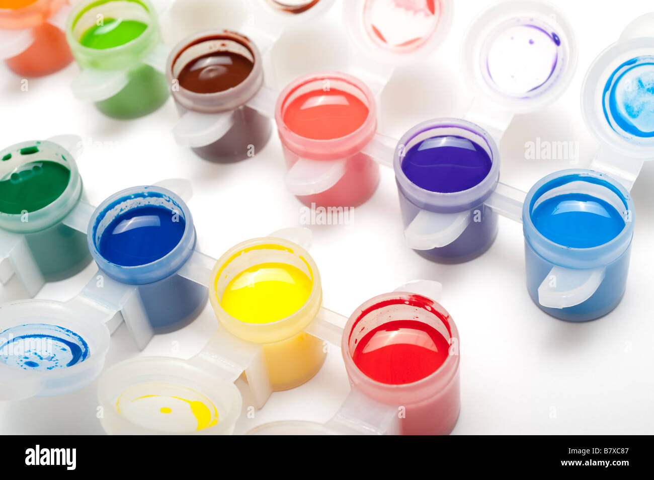Les petits pots de couleur mixte de peinture acrylique avec ouvertures sur le dessus Banque D'Images