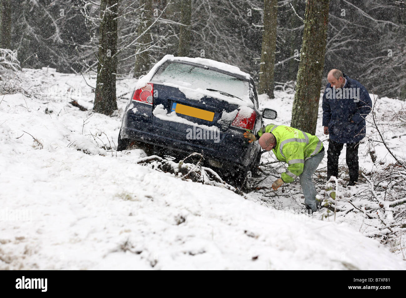 Voiture de route rurale dans la neige durant l'hiver en Écosse, Royaume-Uni Banque D'Images